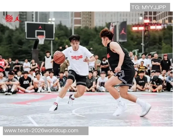 大学篮球场上的明星球员们如何在赛场上绽放光芒与魅力